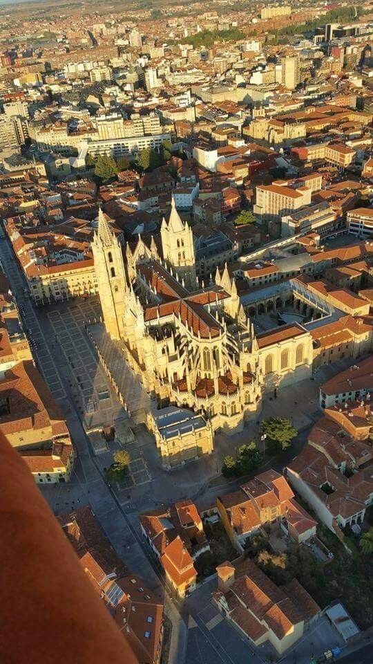 Vista aérea de León capital, con la Catedral de León